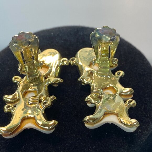 Vintage Clip On Earrings White Thermoset Plastic Flower Petal Motif Gold Tone - Picture 10 of 11